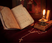 Фотография Святой книги и горящей свечи рядом