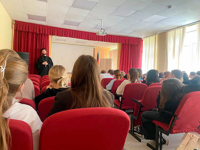 «Пасха Христова – наша Победа»: Встреча священника с учениками Первомайской СОШ