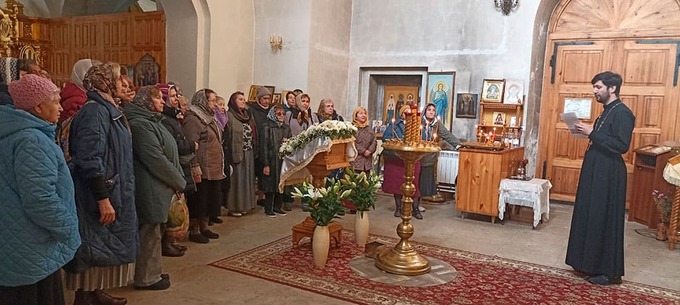 И. о. настоятеля храма священник Николай Ризниченко рассказывает паломникам из храма Всех святых на Соколе историю Преображенского храма в Бужарово.