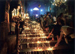Свечи русских паломников и местных христиан на ступенях, ведущих к Погребальной пещере Богородицы